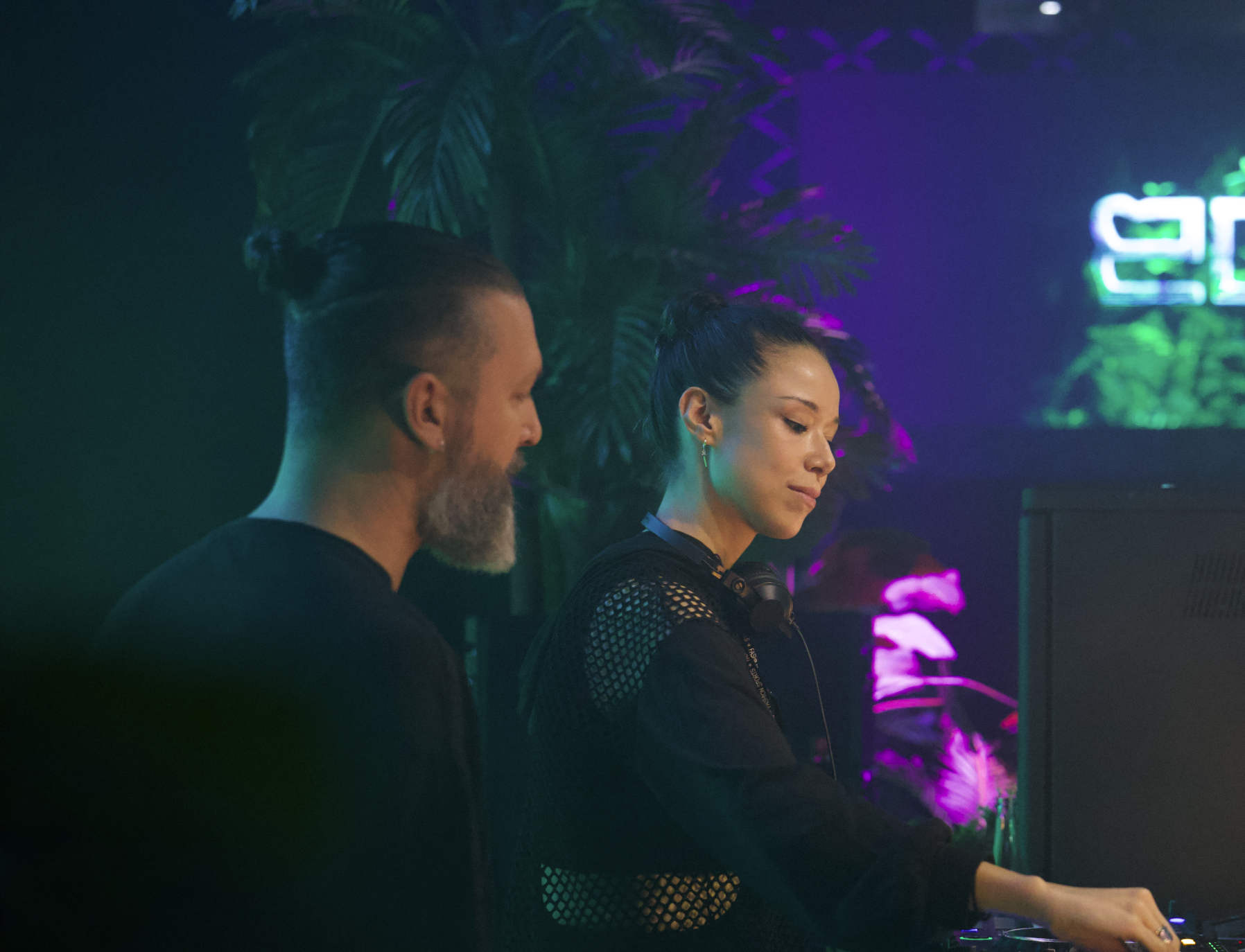 YERUN B2B LAURA HOOGLAND — artist portrait